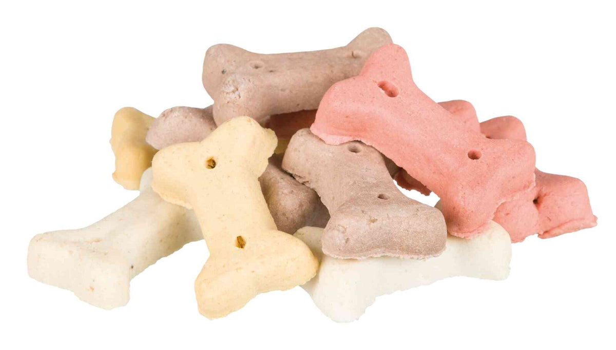 Ein Stapel aus bunten, knochenförmigen Keksen in den Farben Beige, Rosa und Weiß.