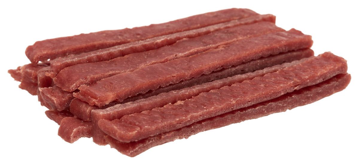 Mehrere längliche, braunrote Streifen aus gepresstem Fleisch liegen übereinander gestapelt.