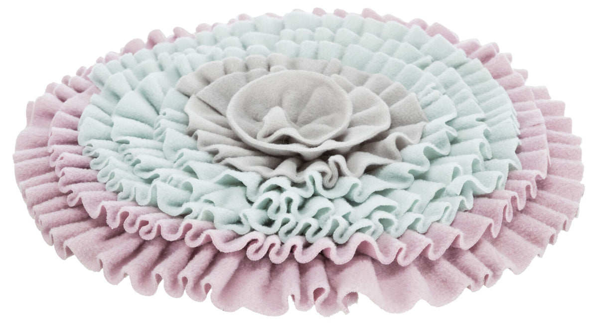 Runde, mehrschichtige, weiche Stoffmatte in Rosa, Hellblau und Grau mit rüschenartigen Strukturen.