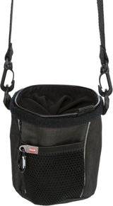 Schwarze Tasche mit Netzfronttasche, Tragegurt und Karabinerhaken.