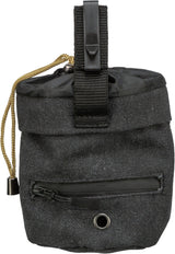 Schwarze Tasche mit Reißverschluss, Gurtband und Kordelzug, und metallverstärkter Öse an der Vorderseite.