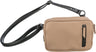 Beige Tasche mit schwarzem verstellbarem Schultergurt und schwarzem Reißverschluss an der Vorderseite.