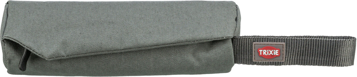 Graue Tasche mit texturierter Oberfläche und verstärktem Henkel aus Gurtband, Logo-Patch "TRIXIE" in Rot.
