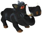 Schwarzes Wildschwein-Spielzeug mit weißen Stoßzähnen und roten Augen, auf vier braunen Hufen stehend.