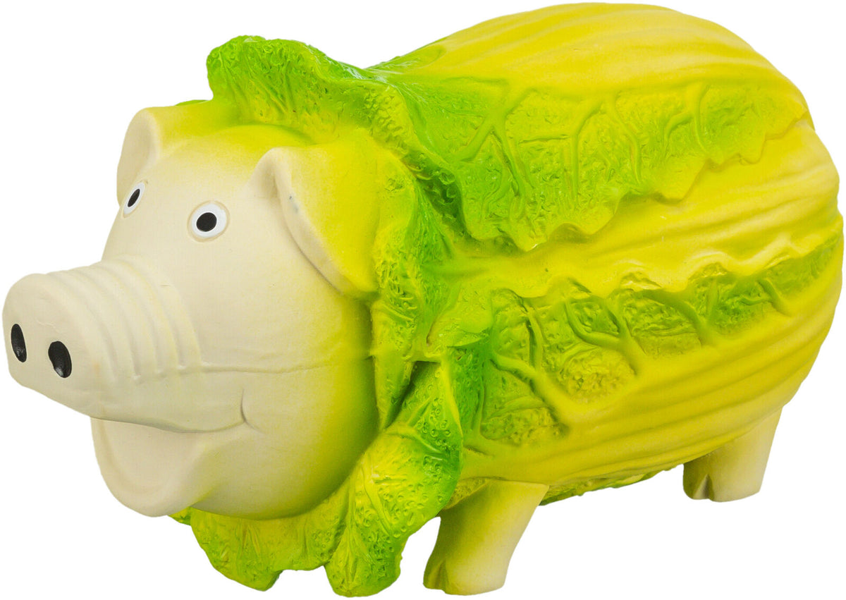 Plastikfigur eines gelben Schweins mit grünem Kohl als Körper, detaillierte Textur, auf weißem Hintergrund.