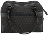 Schwarze Tasche mit Rautenmuster, zwei Tragegriffen und glatten schwarzen Streifen zwischen den Nähten.