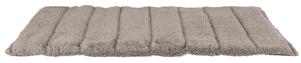 Beige, rechteckige, flauschige Matte mit gesteppten Abschnitten.