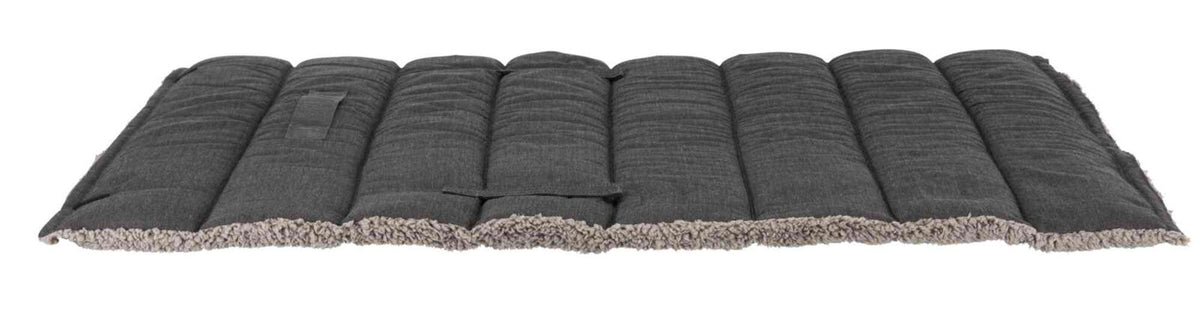 Grau-schwarze, gepolsterte Matte mit Plüschrand, horizontal gesteppt und rechteckig geformt.