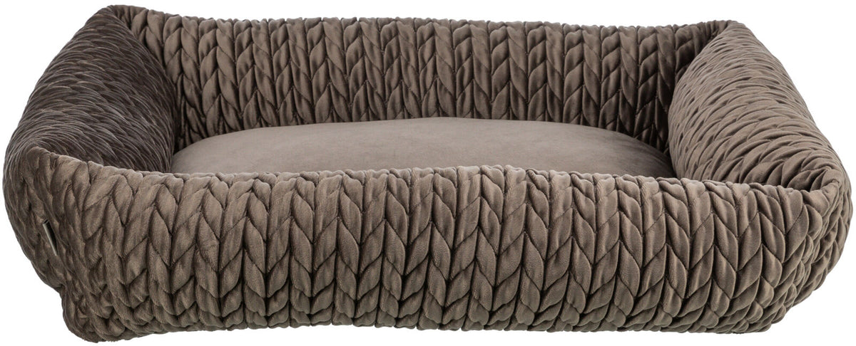 Rechteckiges, braunes Bett mit geflochtenem Design und weichem, gepolstertem Inneren.