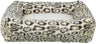 Weiches, rechteckiges Tierbett mit Leopardenmuster, aus plüschartigem Material in Beige und Braun.
