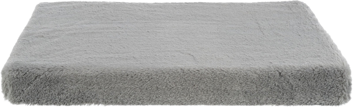 Graues, flauschiges rechteckiges Kissen oder Polster mit weicher Textur, vollständig sichtbar.
