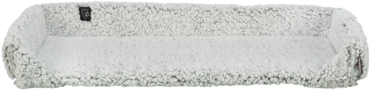 Langes rechteckiges, flauschiges, graues Kissen mit erhöhten Rändern und einem kleinen schwarzen Etikett.