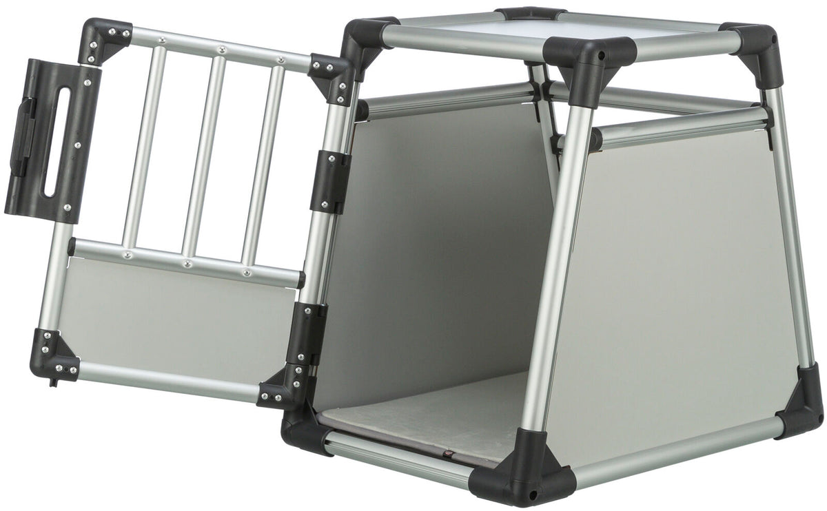 Silberfarbener Transportkäfig mit schwarzem Rahmen, geöffnete Fronttür mit Gitterdesign, stabile Konstruktion.