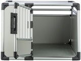 Silberne Transportbox mit schwarzem Verschluss und Gittertür, geeignet zur sicheren Aufbewahrung.
