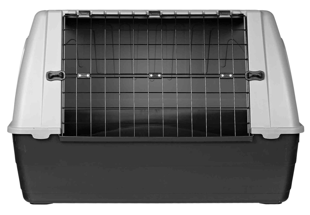 Schwarze und graue Transportbox aus Kunststoff mit Gittertür aus Metall.