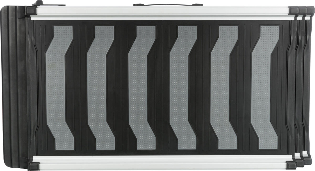 Schwarze Transportbox mit grauen, strukturierten Flächen und silbernen Kanten, rechteckig und kompakt.