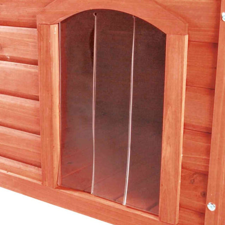 Braune Holzwand mit rechteckigem Fenster, Rahmen aus Holz, durchsichtigem Kunststoffvorhang im Inneren.