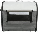 Graue und weiße Box mit schwarzen Netzfenstern, Reißverschlüssen und Taschen auf der Vorderseite.
