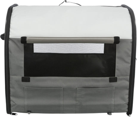 Graue und weiße Box mit schwarzen Netzfenstern, Reißverschlüssen und Taschen auf der Vorderseite.