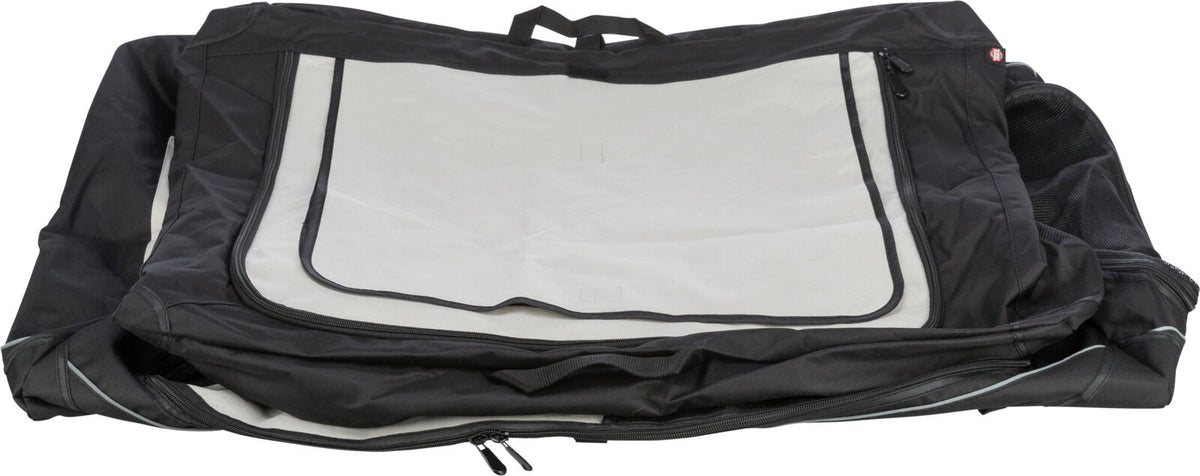 Zusammenklappbare schwarze Tragetasche mit großem transparentem Fenstereinsatz und Reißverschluss, von Trixie.