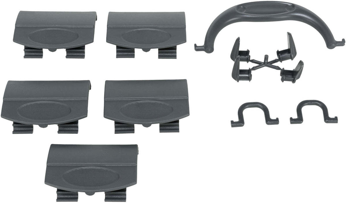 Mehrere graue Kunststoffteile in verschiedenen Formen und Größen, darunter flache Clips und gebogene Elemente.
