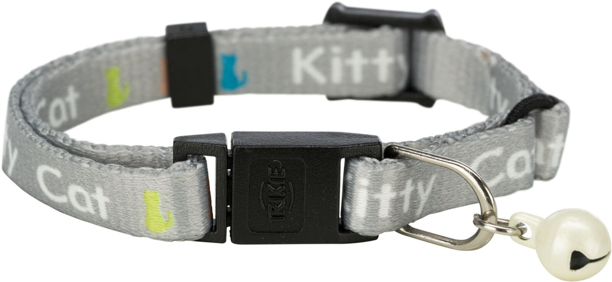 Graues Katzenhalsband mit Schnalle und kleiner Glocke, wiederholt mit der Aufschrift "Kitty Cat" bedruckt.