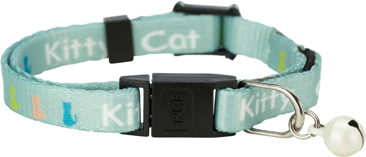 Ein hellblauer Katzenhalsband mit einem schwarzen Verschluss, bunten Silhouetten und einem kleinen Glöckchen.