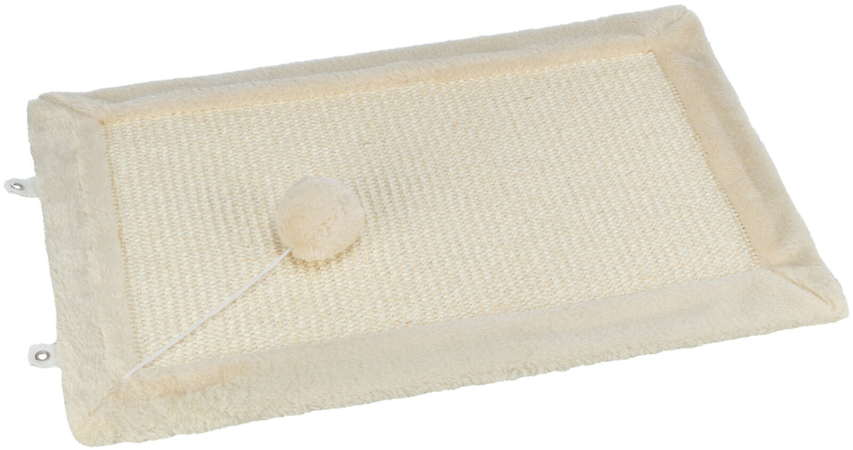 Beigefarbene kratzmatte mit weichem rand und hängendem ball aus plüsch daran befestigt.