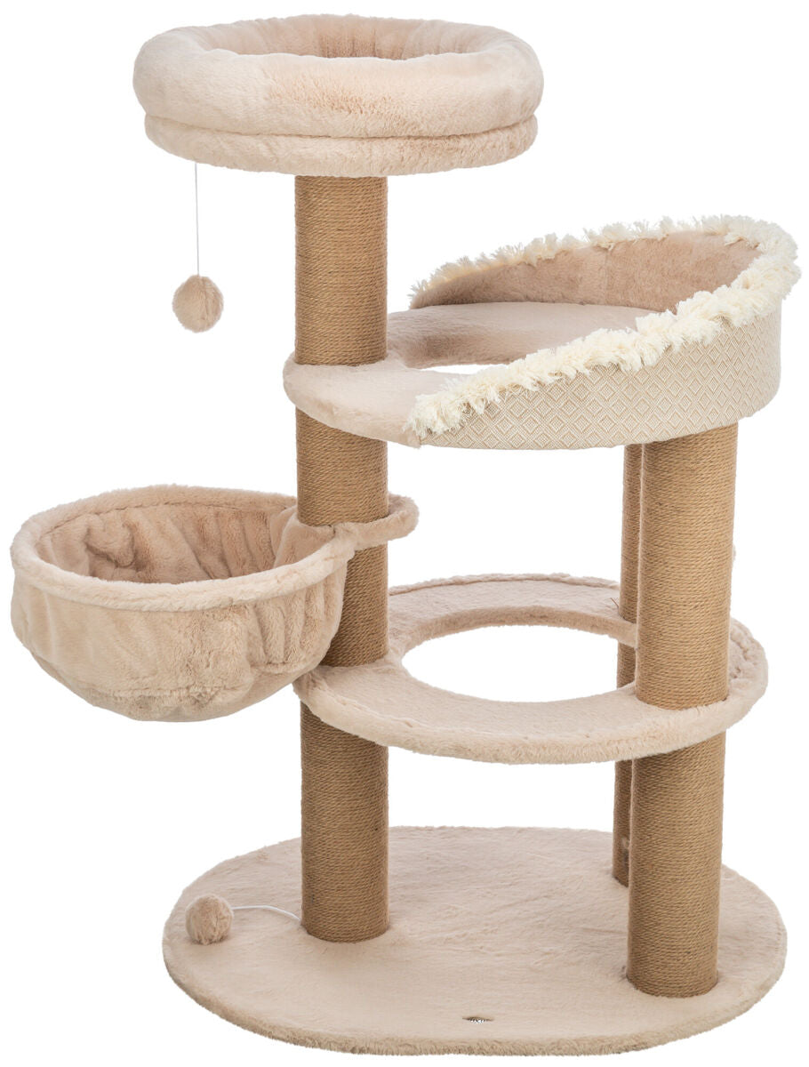 Beigefarbener Kratzbaum aus Plüsch mit mehreren Plattformen und zwei Hängematten, an einer hängt eine Spielzeugkugel.