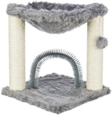 Kratzbaum mit zwei Sisal-Säulen, grauem Plüsch, Schlafhöhle und gebogener Bürste auf Plüschboden.
