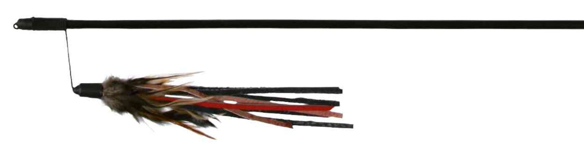 Ein schwarzer Stab mit Federn in Braun- und Rottönen am Ende, die aus einer Befestigung ragen.