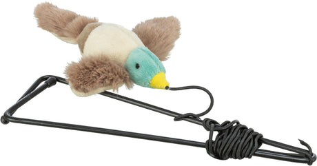Ein plüschiges Spielzeug in Form eines Vogels mit grünem Kopf, gelbem Schnabel, braunen Flügeln und Schwanz auf einem schwarzen Drahtgestell.