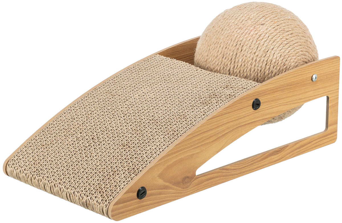 Schräge Vorrichtung aus Holz mit gestricktem Stoffbelag und kugelförmigem Element im Hintergrund.