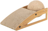 Schräge Vorrichtung aus Holz mit gestricktem Stoffbelag und kugelförmigem Element im Hintergrund.