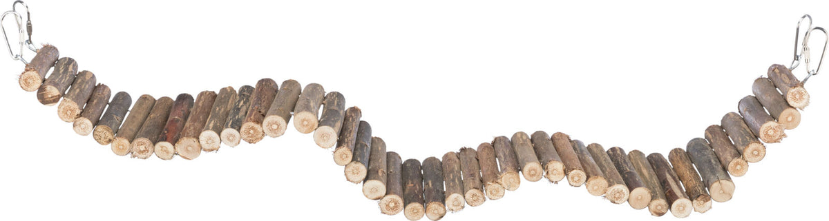 Eine flexible Brücke aus naturbelassenen Holzstücken und Metallhaken an beiden Enden in Wellenform.