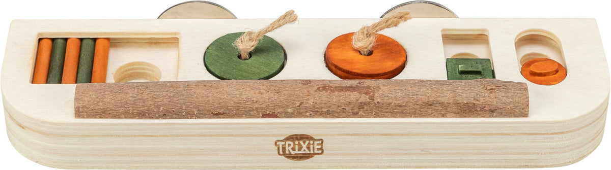 Holzspielzeug mit grünen und orangen Elementen, Seilen und einem Holzstab auf einer rechteckigen Platte.