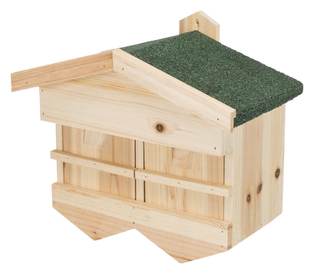 Holzhaus mit grünem Dach, rechteckigem Aufbau und sichtbaren Holzmaserungen, ohne erkennbare Funktion.