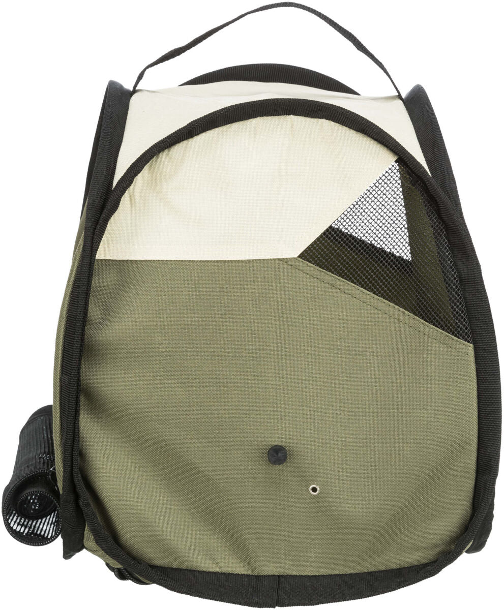 Ein olivgrüner und cremefarbener Rucksack mit schwarzen Nähten und Netzfenster, vorne mit Griff oben.