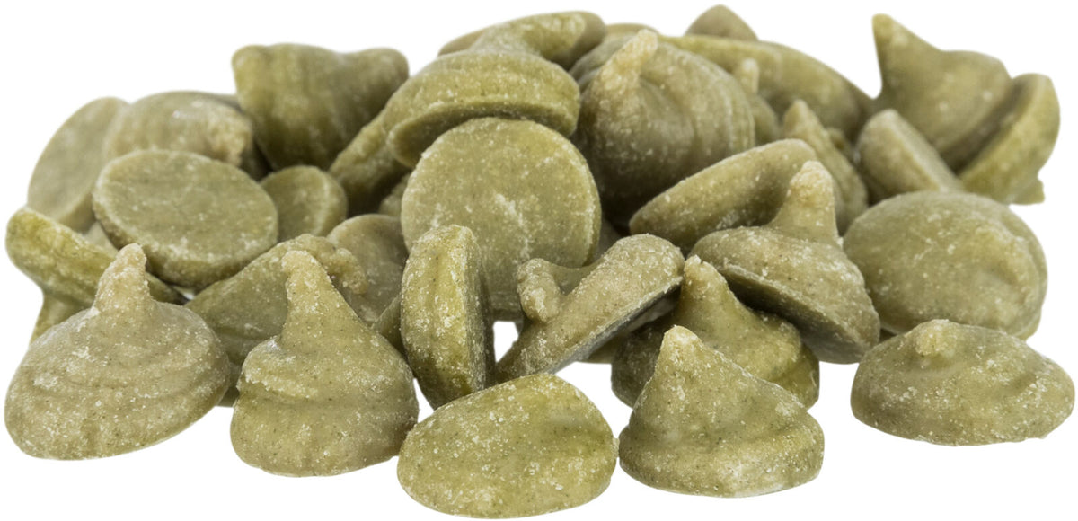 Grüne, tropfenförmige Chips mit pudriger Oberfläche liegen in einem Haufen.