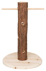 Holzpfosten mit Rinde auf rundem Holzboden, seitlicher Querbalken oben.