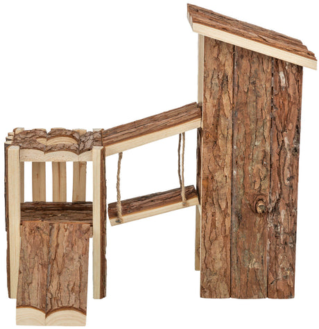 Holzspielzeug bestehend aus einer Hütte mit Rutsche und Leiter, gestaltet mit Rindenoptik und Seilen.