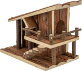 Holzhaus mit schrägem Dach, Rinde und Rundholzdetails, zweistöckig mit Balustrade und runder Öffnung.