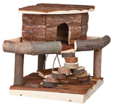 Holzhütte aus Baumrinde und Naturholz mit Eingang, Balkon und kleiner Treppe, naturbelassene Optik.