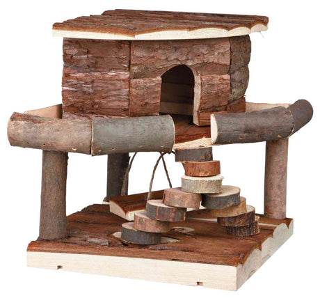 Holzhütte aus Baumrinde und Naturholz mit Eingang, Balkon und kleiner Treppe, naturbelassene Optik.