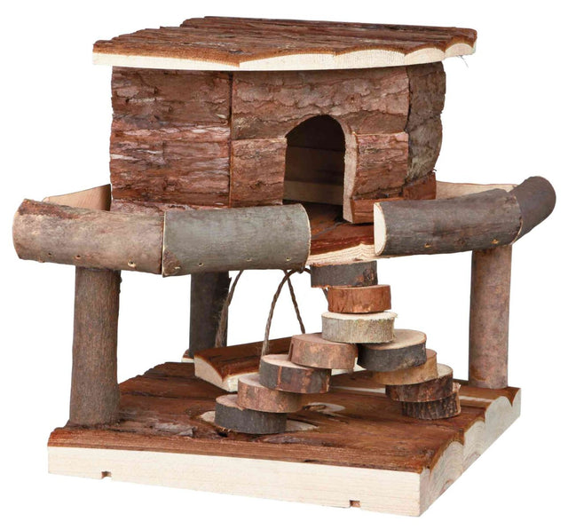 Holzhütte aus Baumrinde und Naturholz mit Eingang, Balkon und kleiner Treppe, naturbelassene Optik.