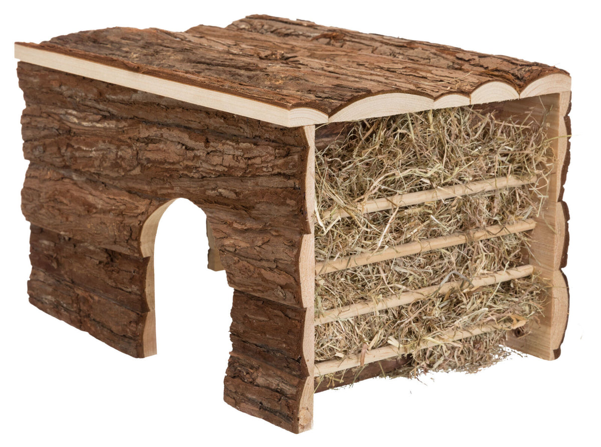 Hausförmige Struktur aus Holz mit offenem Eingang und gefüllt mit Heu, umgeben von Baumrindenoptik.
