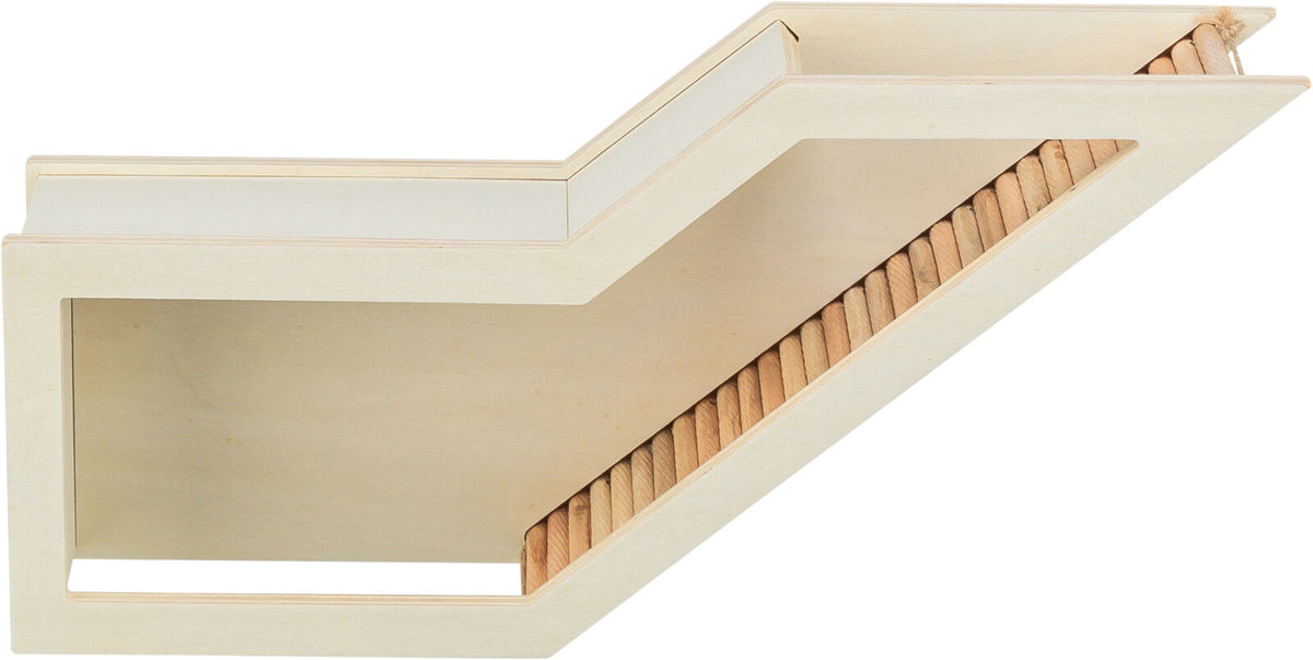 Holzregal in Z-Form mit offener Vorderseite und vertikalen, gerillten Strukturen an der Unterkante.