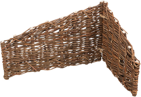 Brauner geflochtener Sichtschutz aus Holz in L-Form mit grobem Muster.