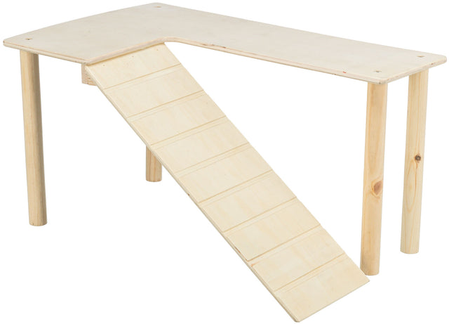 Holzkonstruktion mit geneigter Rampe und rechteckiger Plattform, beige Farbe, von vier Beinen gestützt.