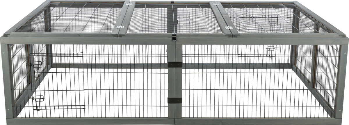 Grau geformtes Gittergehege mit quadratischer Grundstruktur und Drahtgitterabdeckung.